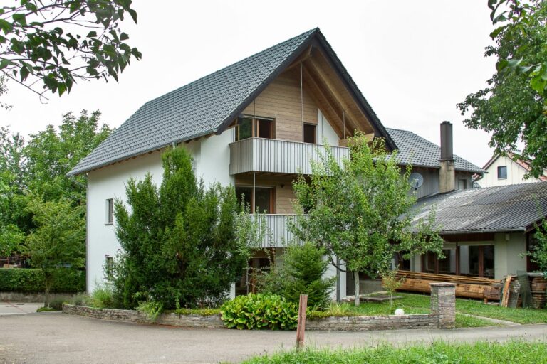 Geschäftsgebäude mit Werkstatt