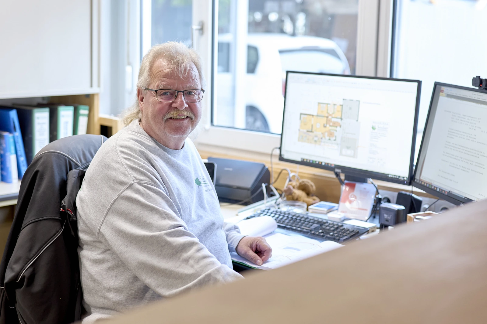 Mitarbeiter der Zimmerei Soulier bei der persönlichen Planung am Arbeitsplatz
